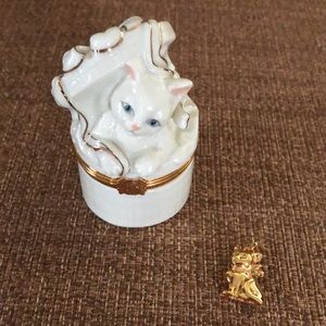 Lenox Treasures “The Cats Surprise Box” with charm